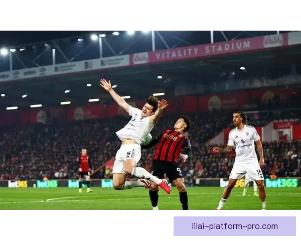 马丁内利因推搡裁判被黄牌警告引发赛场争议